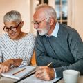 Couple de retraités comparant les mutuelles seniors