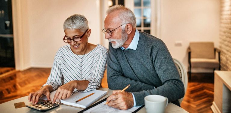 Couple de retraités comparant les mutuelles seniors