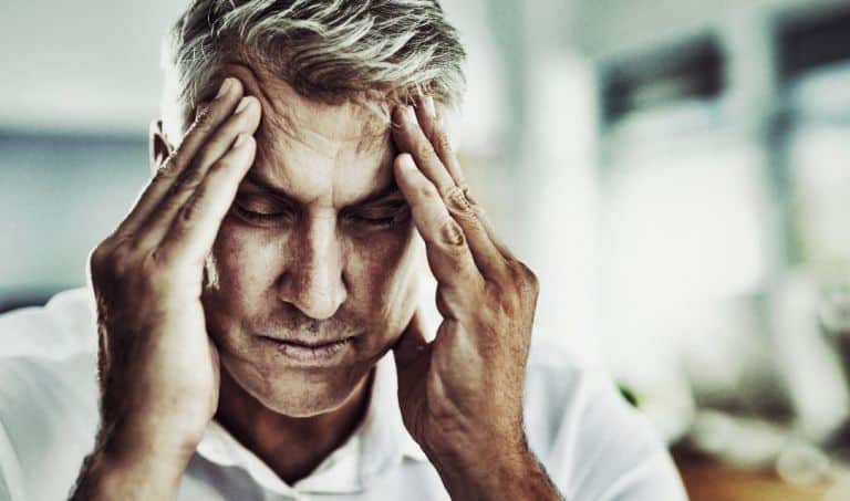 homme souffrant de maux de tete lié à l'hypertension