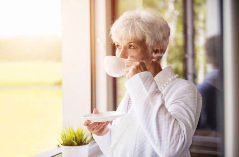 femme senior boit tisane contre coup de blues