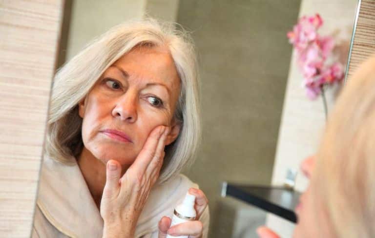 femme devant miroir acné