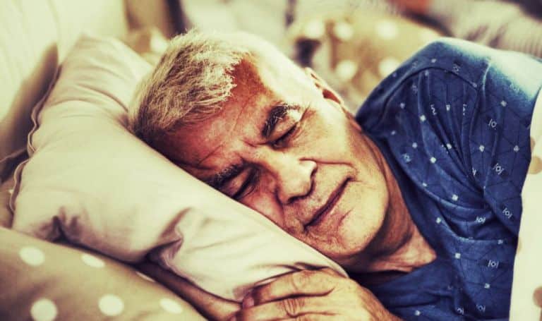 homme senior qui dort profondement