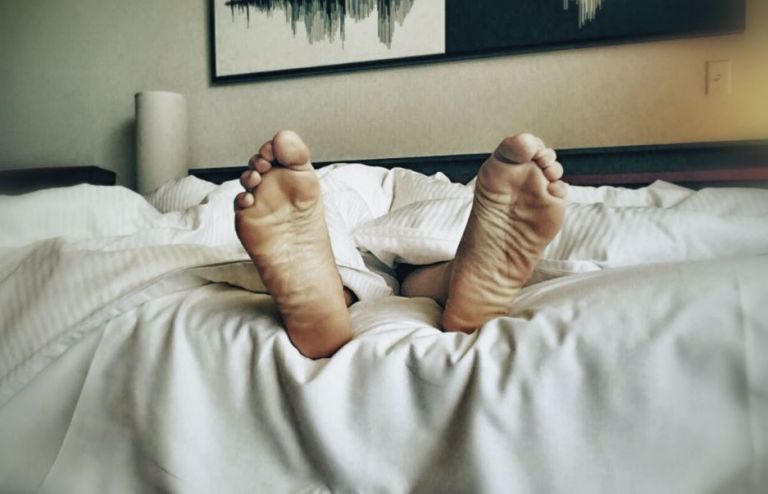 pieds qui dépasse du lit pendant la sieste