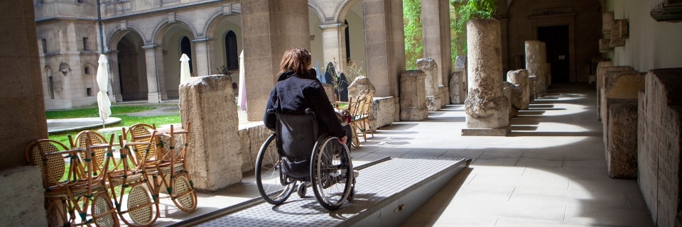 femme fauteuil roulant