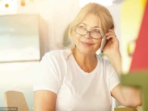 femme agée au telephone