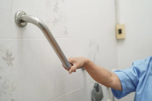 Media Pourquoi Amenager Une Salle De Bain Autrement Quand On Prend De L Age