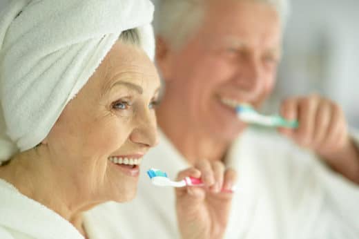 Couple Senior Qui Se Brosse Les Dents