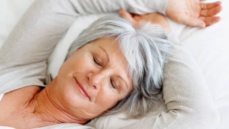 Femme Agée Qui Dort Sur Un Matelas