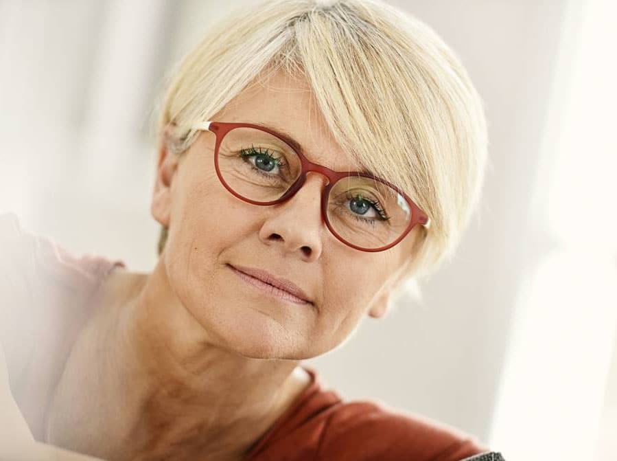 Femmes Mure Portant Des Lunettes