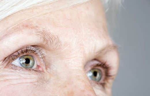 Oeil De Femme Senior