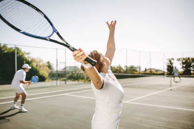 Senior Pratiquer Le Tennis Avec L Equipement Adapte