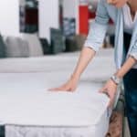 Vue Partielle D'une Femme Touchant Un Matelas En Magasin © Istock