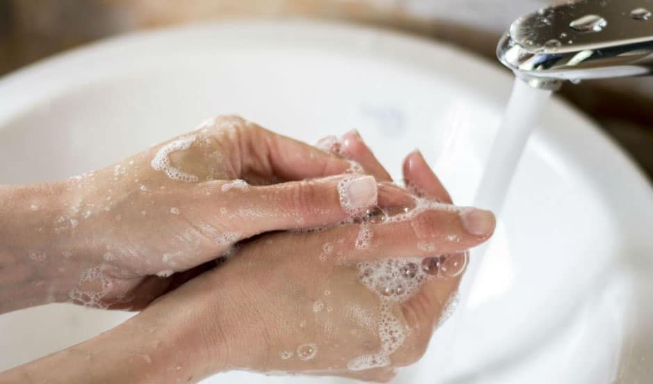 Femme Qui Se Lave Les Mains