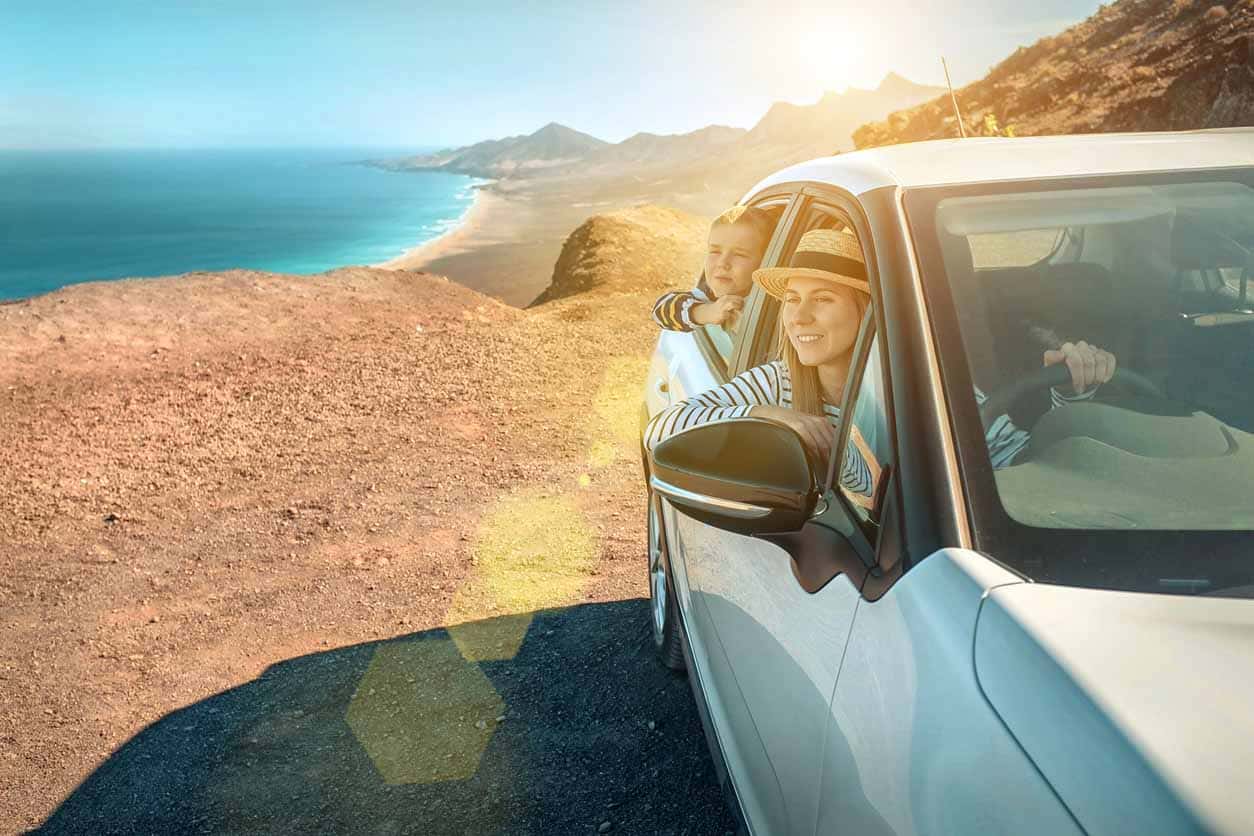 fille heureuse en voiture en espagne