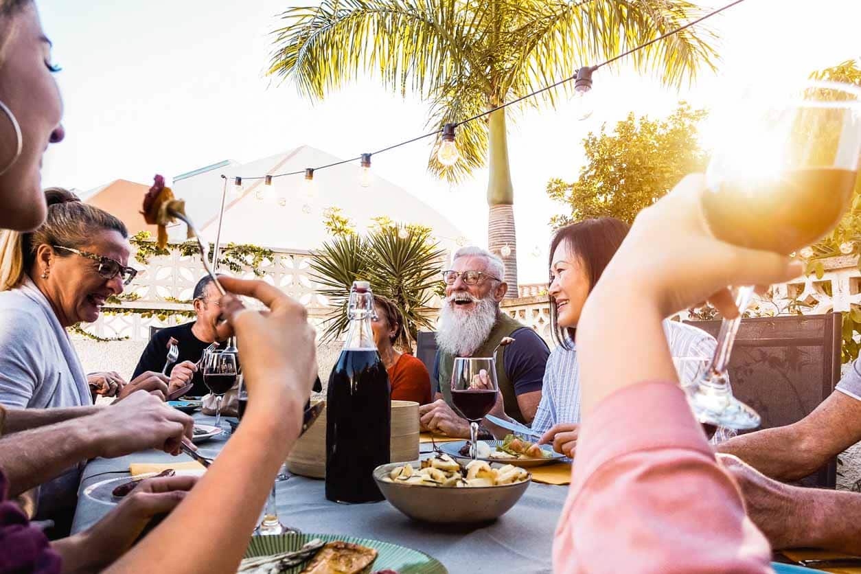 heureuse famille en train de savourrer des tapas en espagne