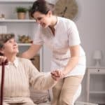 auxiliaire de vie avec une personnne agée