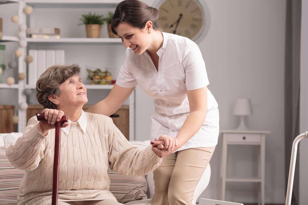 auxiliaire de vie avec une personnne agée