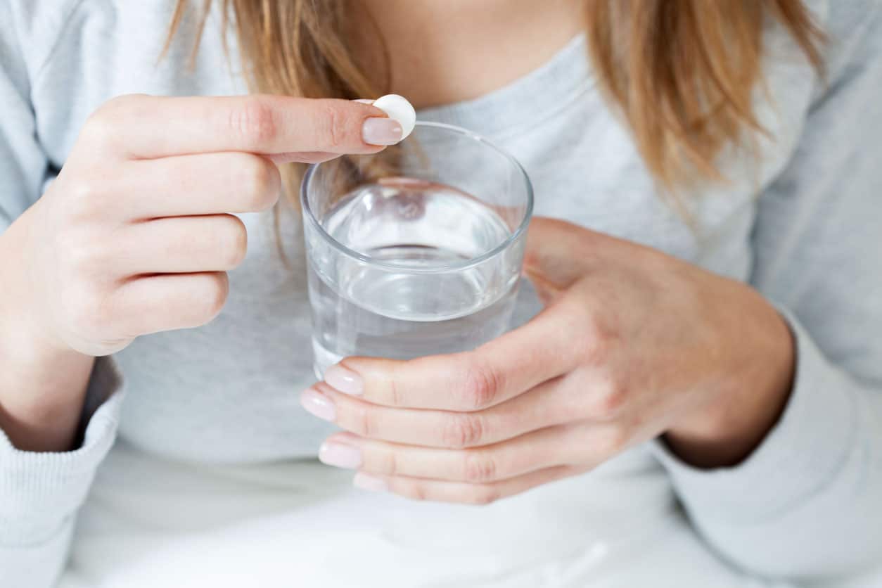 Femme malade prenant de l'aspirine