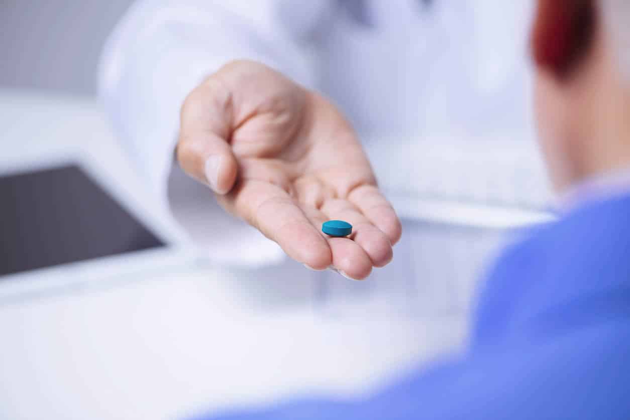 docteur donne une comprimé de viagra à son patient