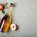 Vinaigre de cidre de pomme et pommes fraîches