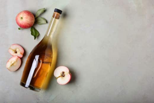 Vinaigre de cidre de pomme et pommes fraîches