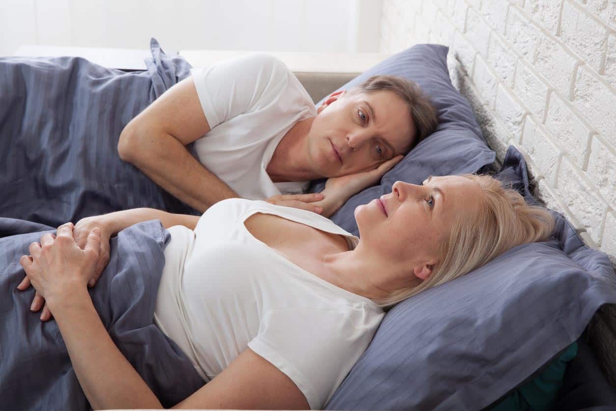 couple âgé parle de la ménopause dans le lit