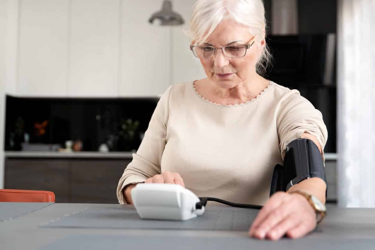 femme senior qui prend ses médicaments 