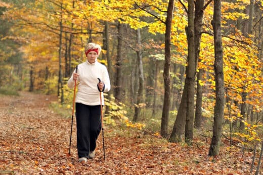 Marche nordique pratiquee par une femme senior