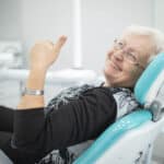 femme senior assise dans un cabinet dentaire