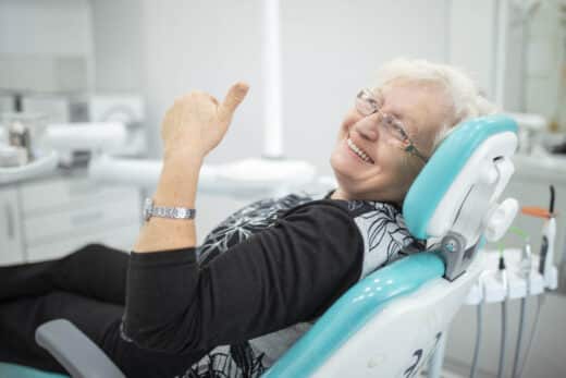 femme senior assise dans un cabinet dentaire