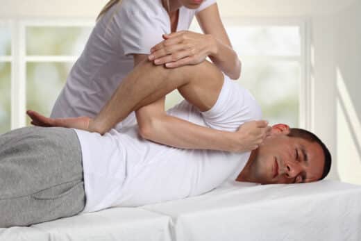 homme faisant une seance avec le chiropracteur