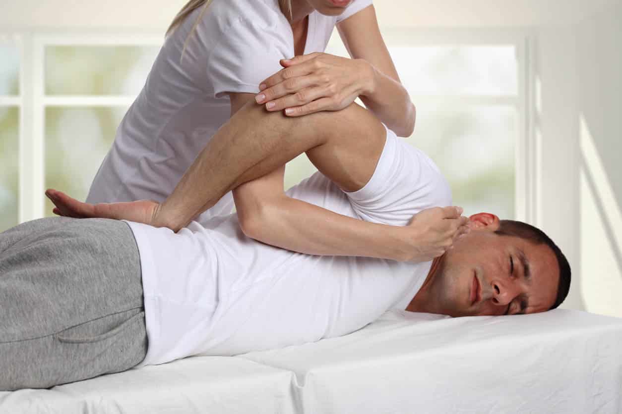 homme faisant une seance avec le chiropracteur 