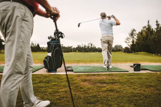 Golfeur départs vers le haut au practice