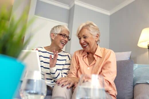 Femmes aînées utilisant l'ordinateur portatif