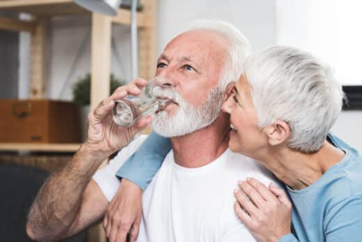 couple senior qui boit de l'eau