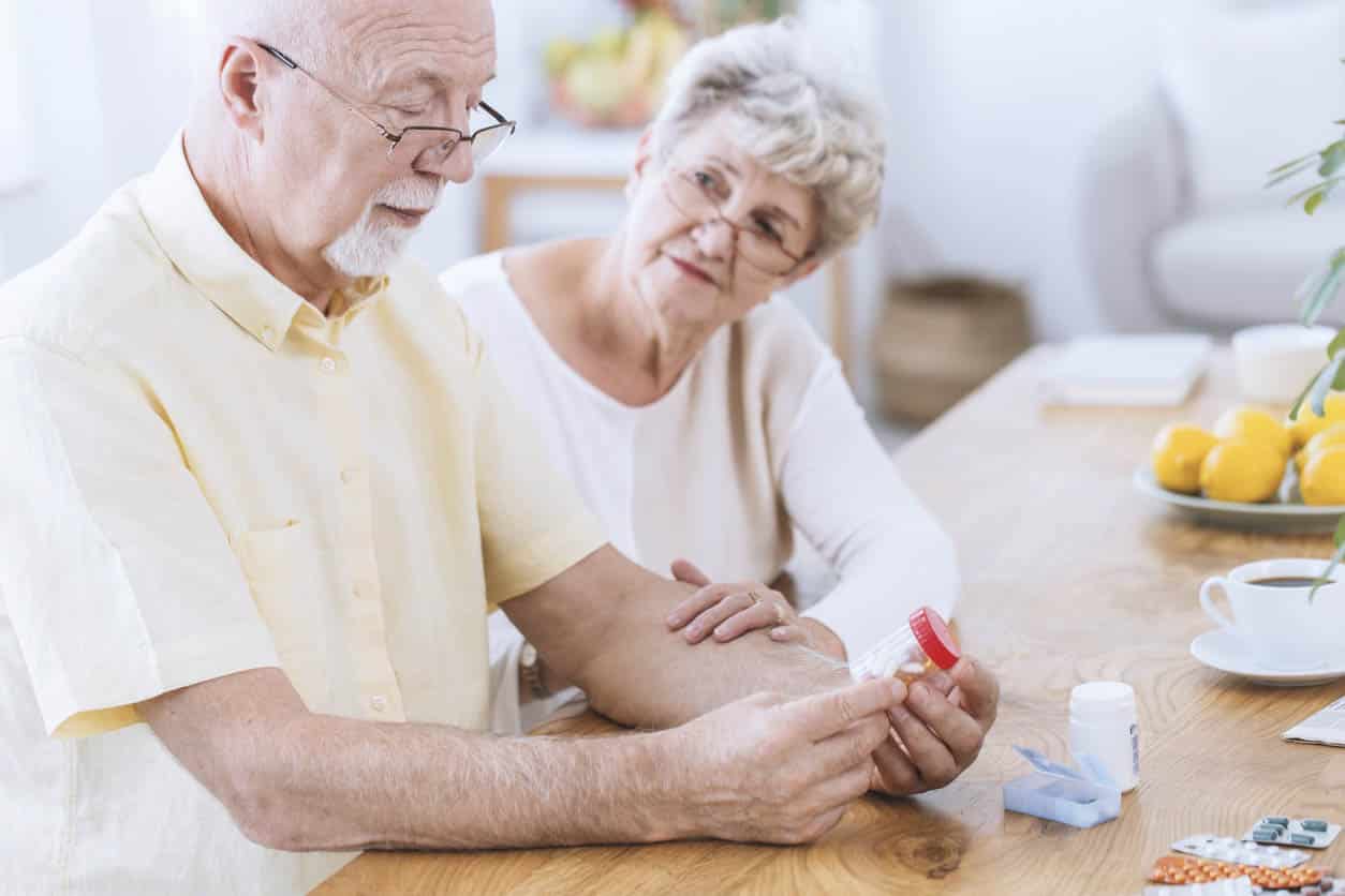 homme senior se piquant pour mesurer son diabete