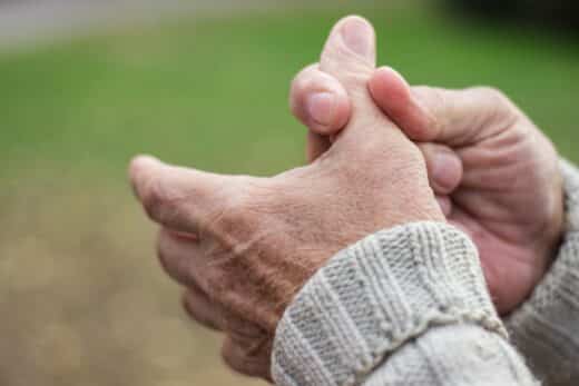 L'homme âgé a la douleur dans les doigts et les mains