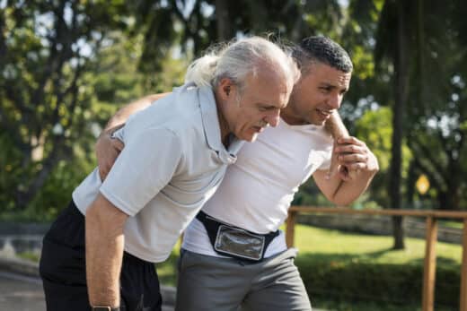 homme senior venant de se faire une déchirure musculaire