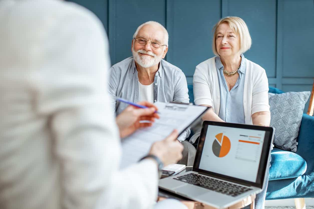 couple de retraité devant un conseillé de gestion du patrimoine