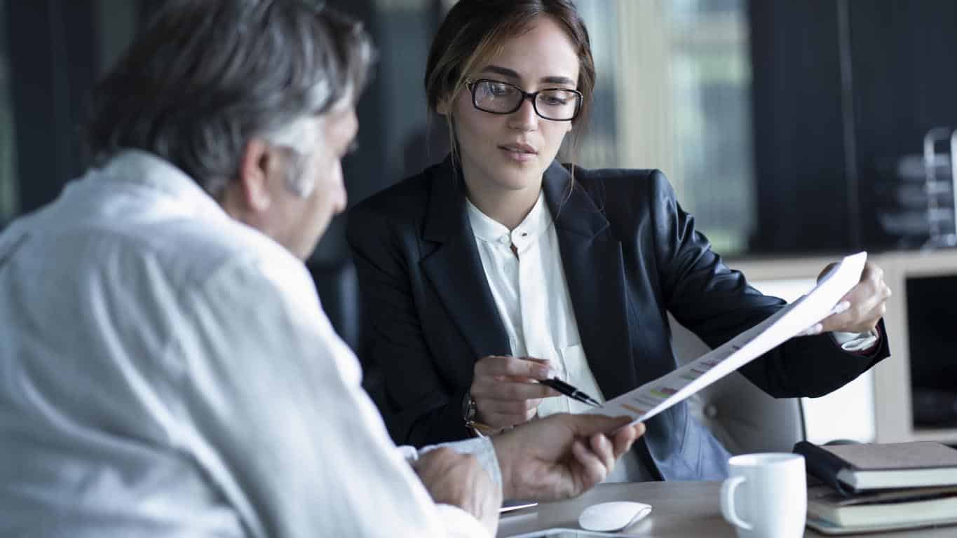 femme qui conseille un retraité