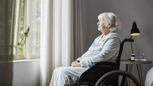 Femme En Ehpad En Fauteuil Roulant