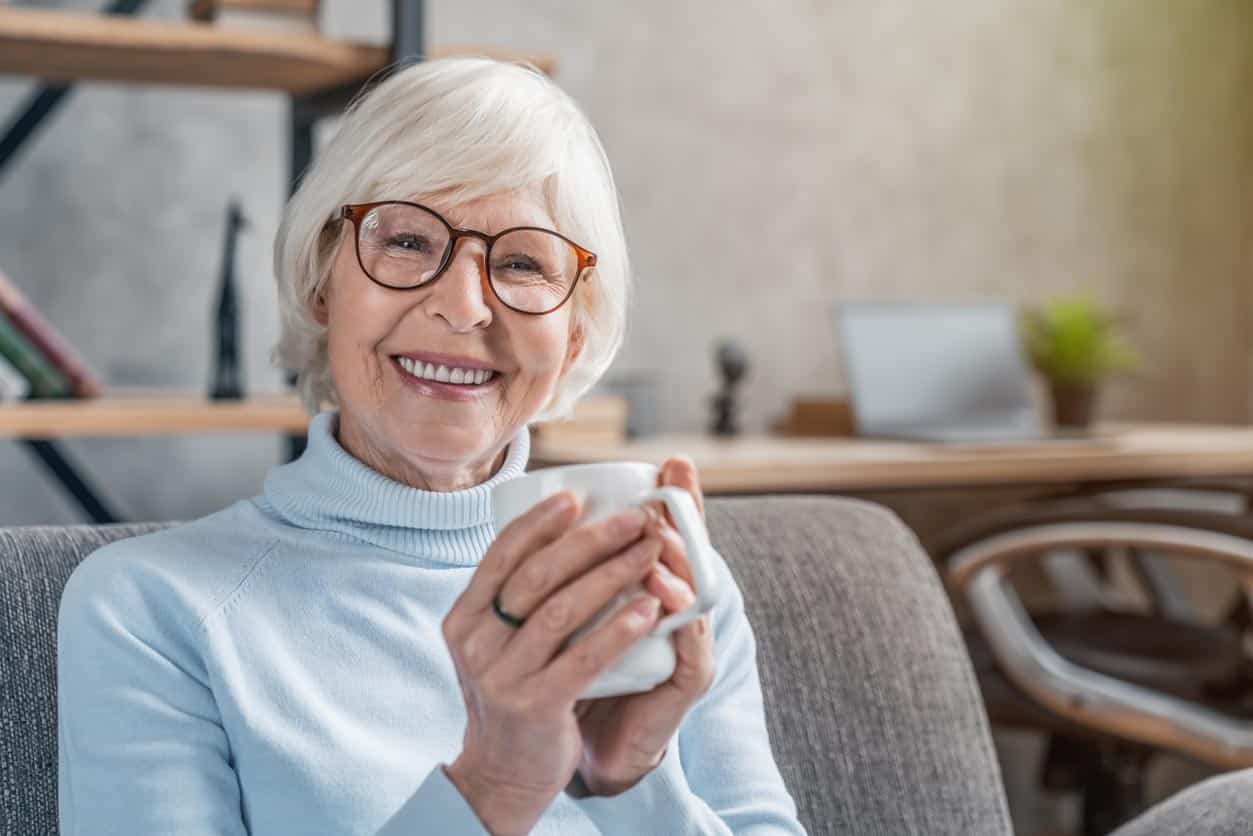 femme senior boit du thé