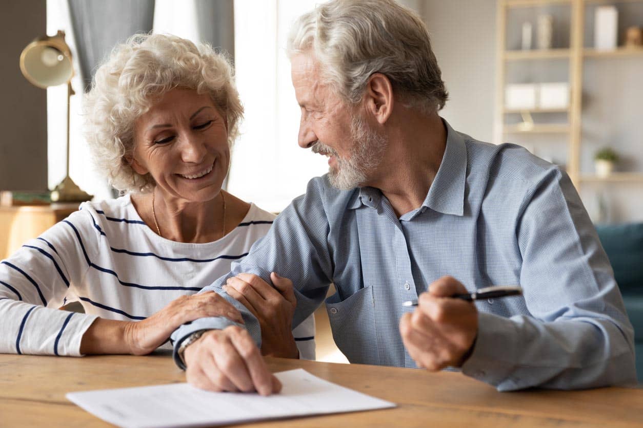 couple senior qui discute de leur contrat dassurance 