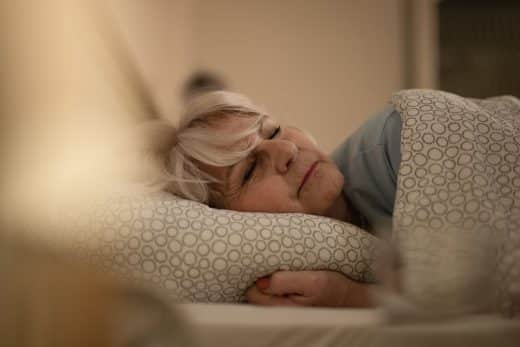 femme senior qui dort