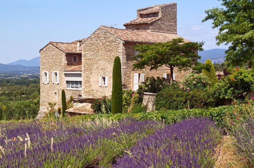 maison de provence ensolleillée