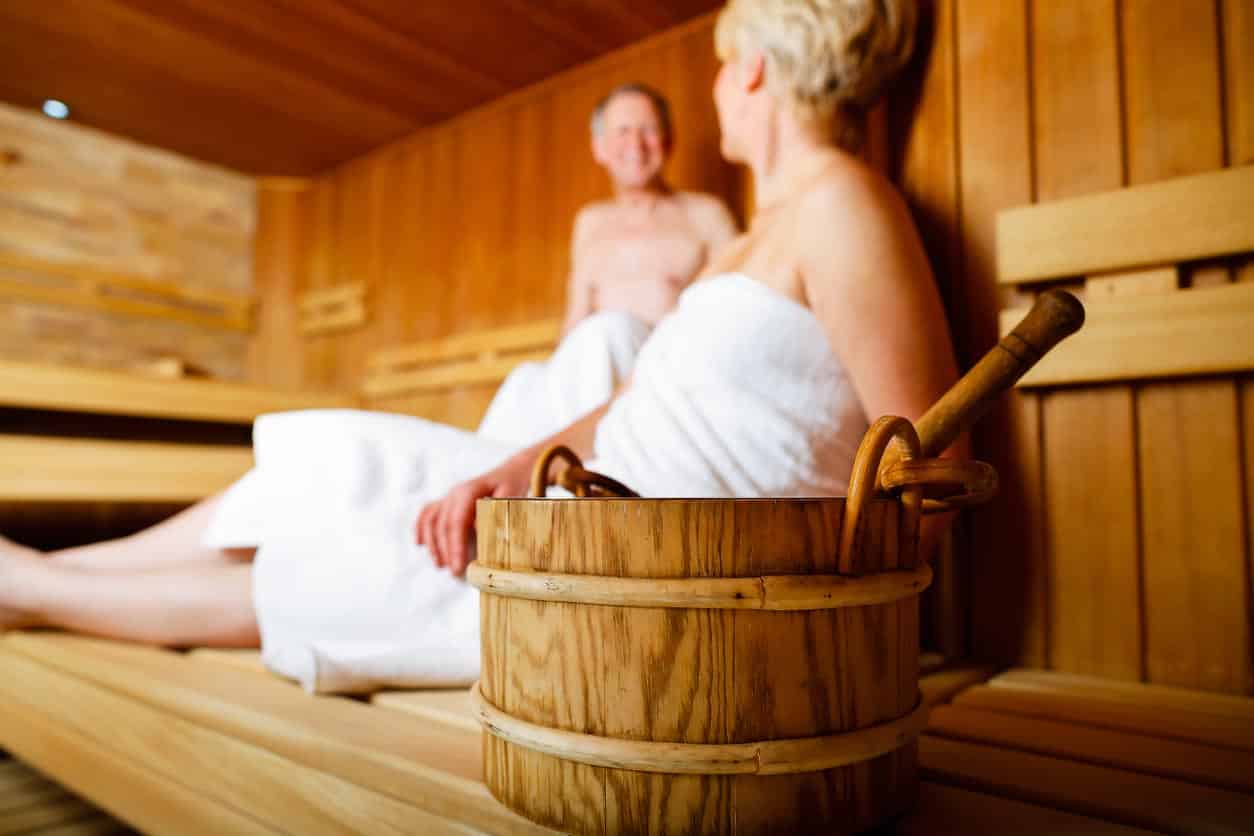 Les personnes âgées dans le sauna transpirent et se détendent