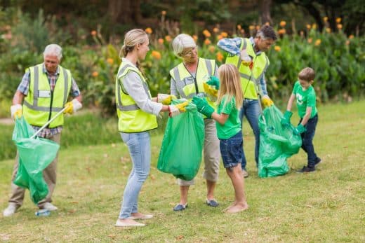 senior qui collectent des déchets benevolement