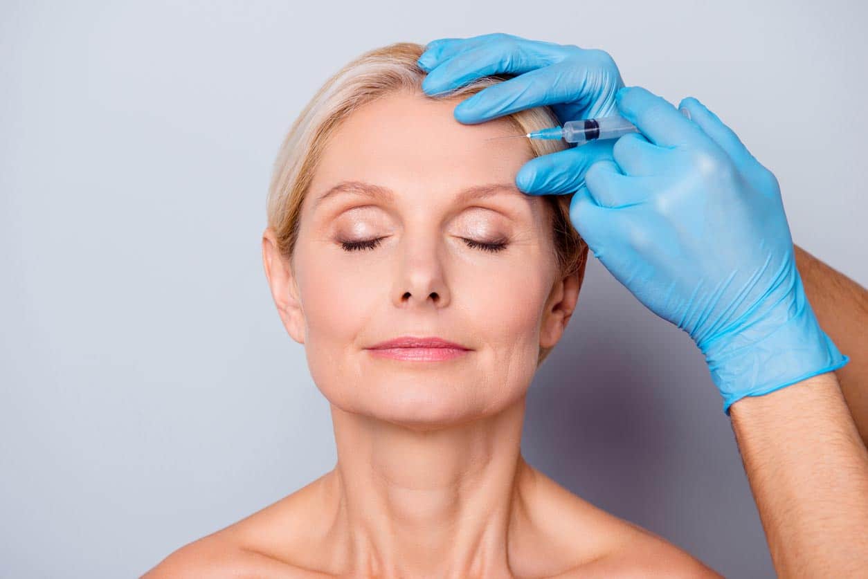 femme mure se faisant injecter du botox