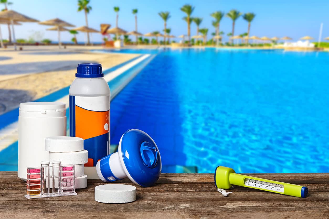 Équipement avec produits de nettoyage chimiques et outils pour l'entretien de la piscine