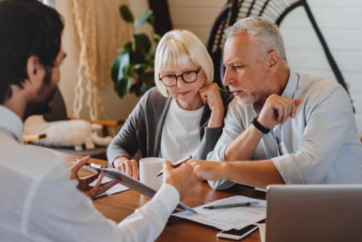 conseiller explique a un couple de senior le contrat de sejour en etablissement